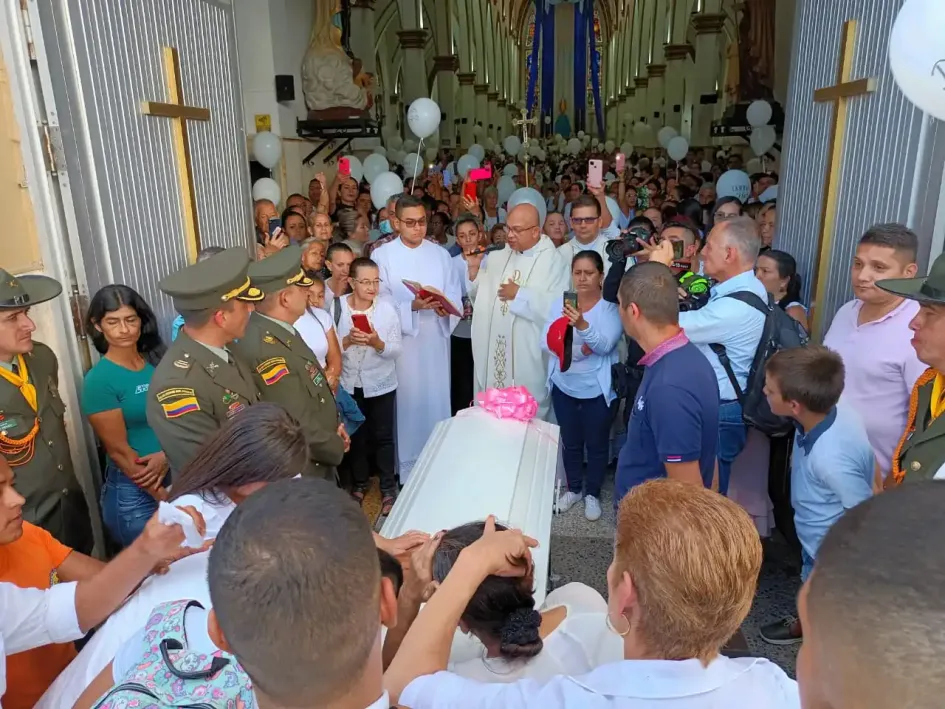 Chinchiná despide a Danna Sofía, niña de 6 años asesinada el domingo Chinchiná despide a Danna Sofía, niña de 6 años asesinada el domingo