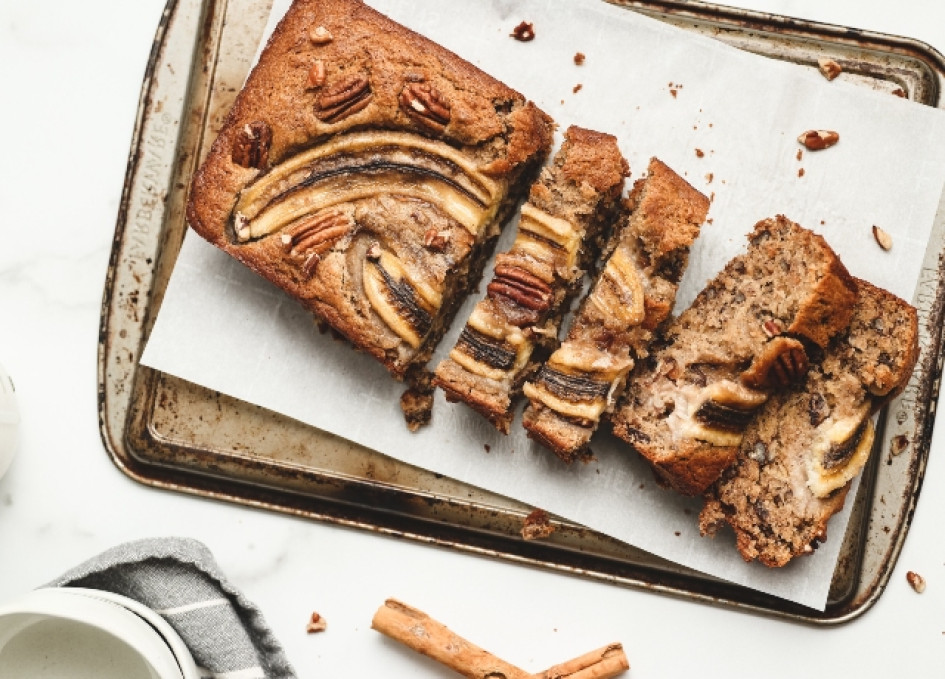 Cómo se hace el pan de banano Pan de banano en un molde recién salido del horno.