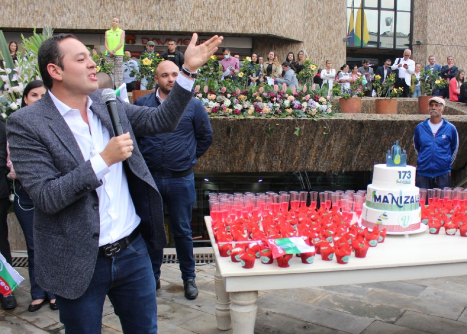 El 12 de octubre, fecha oficial del cumpleaños de Manizales, el alcalde, Carlos Mario Marín, invitó a la comunidad y a su gabinete a la plazoleta de la Alcaldía para festejar entre todos con una torta y cantarle el cumpleaños a la ciudad. El 12 de octubre, fecha oficial del cumpleaños de Manizales, el alcalde, Carlos Mario Marín, invitó a la comunidad y a su gabinete a la plazoleta de la Alcaldía para festejar entre todos con una torta y cantarle el cumpleaños a la ciudad.