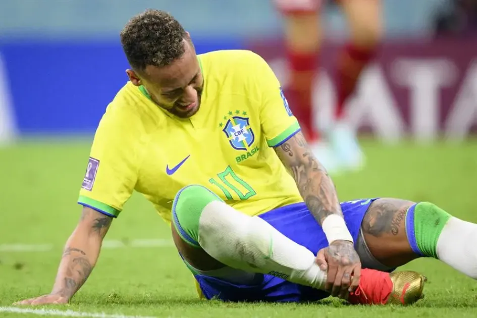 Neymar tiene un esguince en el tobillo derecho Neymar tiene un esguince en el tobillo derecho