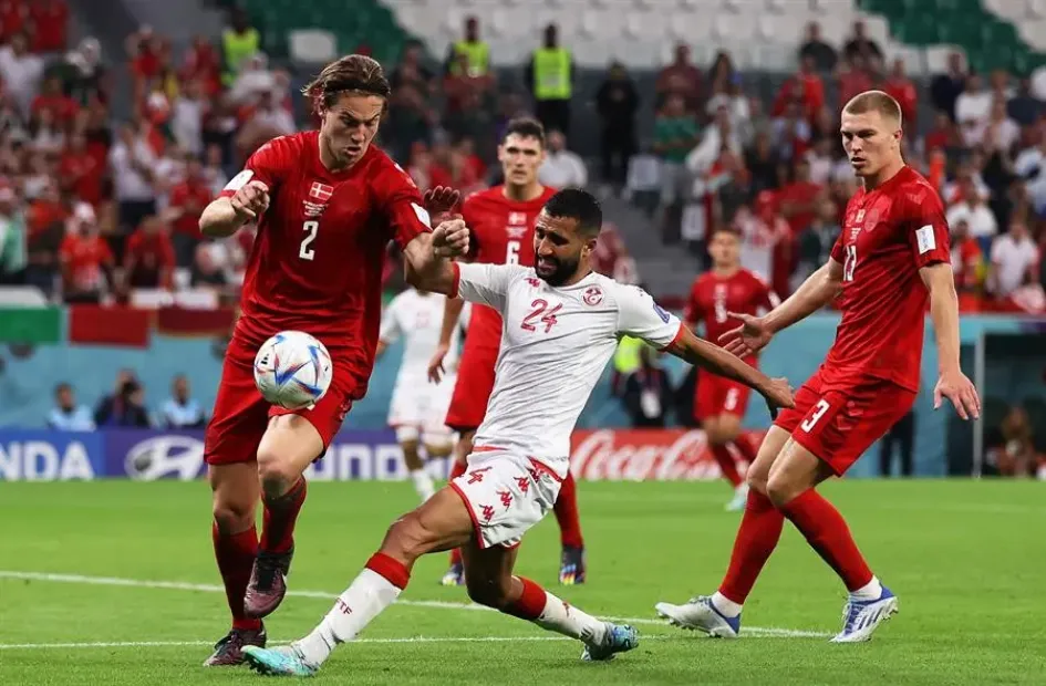 Joachim Andersen (i) de Dinamarca en acción contra Ali Abdi (c) de Túnez durante el partido de fútbol del grupo D de la Copa Mundial de la FIFA 2022 entre Dinamarca y Túnez en el Education City Stadium en Doha, Catar. Joachim Andersen (i) de Dinamarca en acción contra Ali Abdi (c) de Túnez durante el partido de fútbol del grupo D de la Copa Mundial de la FIFA 2022 entre Dinamarca y Túnez en el Education City Stadium en Doha, Catar.