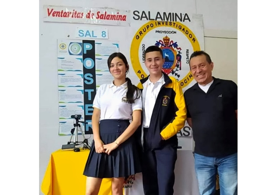 Estudiantes Laura Sofía Arcila Soto, Juan Fernando Bedoya Franco y el docente Héctor Fabio Álvarez Loaiza, de la Institución Educativa Pío XII, de Salamina. Estudiantes Laura Sofía Arcila Soto, Juan Fernando Bedoya Franco y el docente Héctor Fabio Álvarez Loaiza, de la Institución Educativa Pío XII, de Salamina.