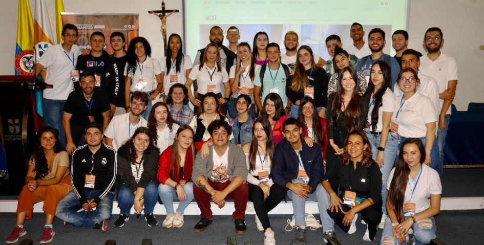 Estudiantes y docentes durante el lanzamiento del medio universitario digital Azul Naranja. Estudiantes y docentes durante el lanzamiento del medio universitario digital Azul Naranja.