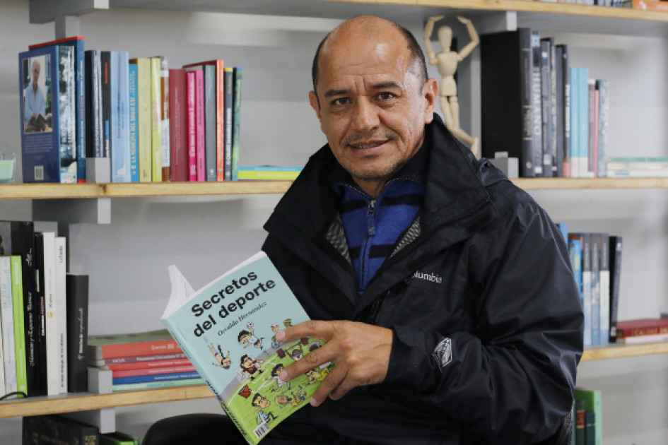 Osvaldo Hernández, editor de Deportes de LA PATRIA, con su libro, Secretos del Deporte. Osvaldo Hernández, editor de Deportes de LA PATRIA, con su libro, Secretos del Deporte.