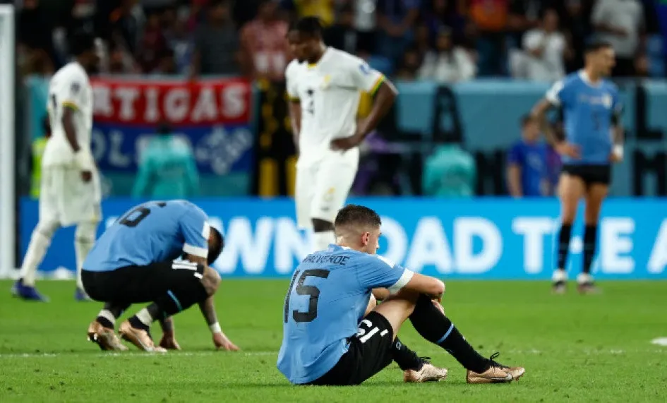 La tristeza de los jugadores uruguayos Mathías Olivera y Federico Valverde al quedar eliminados de la cita mundialista. Vencieron a Ghana (0-2), pero no les alcanzó.
