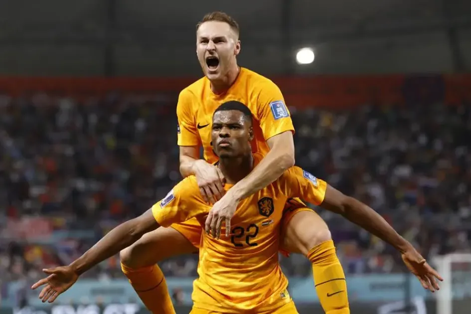 Denzel Dumfries celebra con su compañero Teun Koopmeiners. Denzel Dumfries celebra con su compañero Teun Koopmeiners.