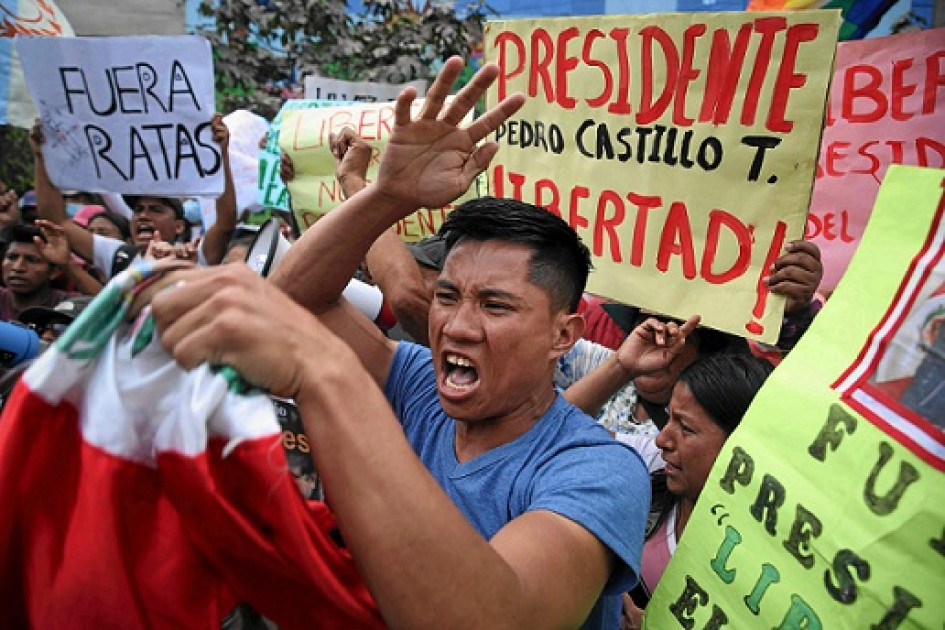 Cientos de personas piden la liberación de Pedro Castillo en los exteriores de la base de la Policía donde se encuentra recluido en Lima (Perú). Cientos de personas piden la liberación de Pedro Castillo en los exteriores de la base de la Policía donde se encuentra recluido en Lima (Perú).