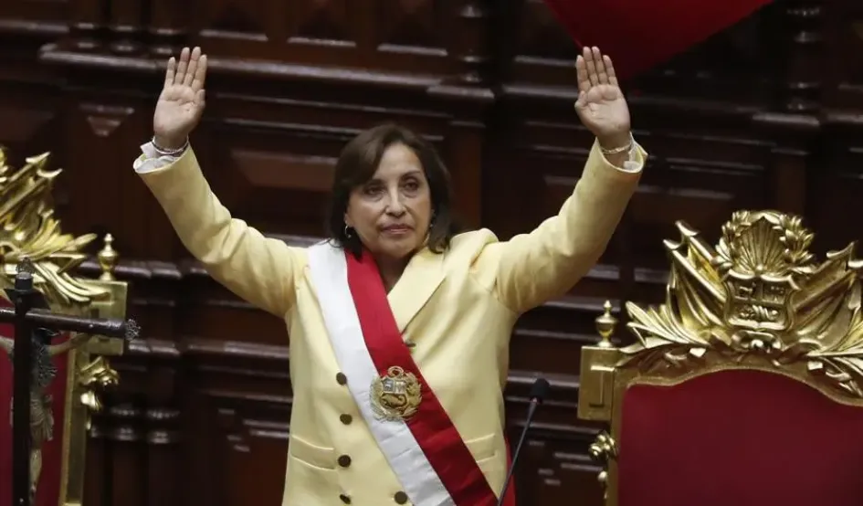 La abogada Dina Boluarte saluda tras ser juramentada como nueva presidenta del Perú. La abogada Dina Boluarte saluda tras ser juramentada como nueva presidenta del Perú.