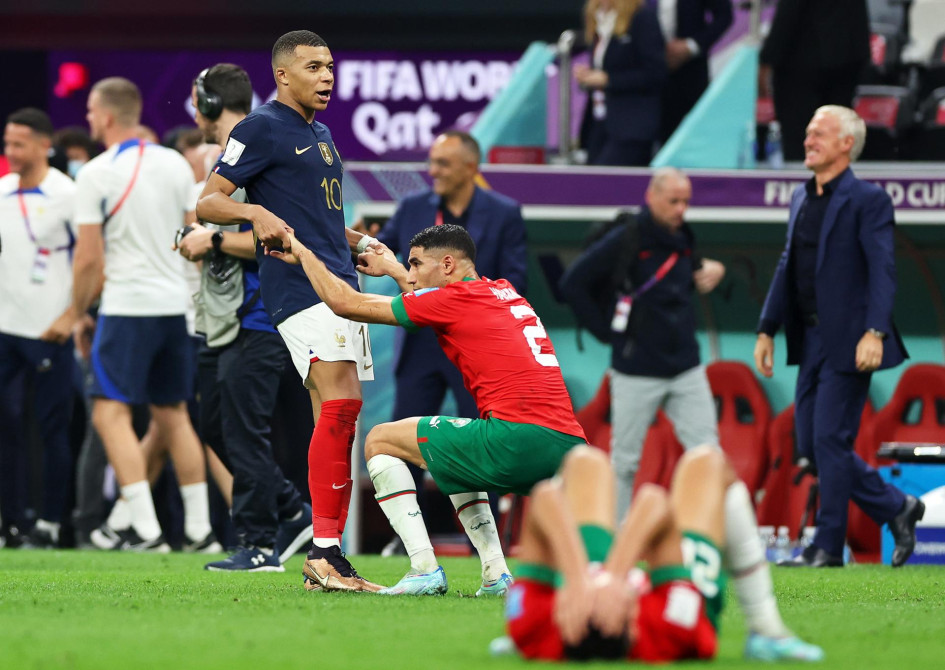 Kylian Mbappé (izquierda) levanta a su amigo marroquí Achraf Hakimi, derrumbado tras perder ante Francia la semifinal de la Copa del Mundo. Kylian Mbappé (izquierda) levanta a su amigo marroquí Achraf Hakimi, derrumbado tras perder ante Francia la semifinal de la Copa del Mundo.