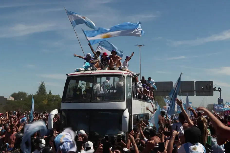 Los jugadores recorrieron 13 kilómetros en bus y luego pasaron a un helicóptero para sobrevolar la 9 de Julio y la autopista 25 de Mayo. Captura de vídeo de los jugadores de la selección argentina en una caravana hoy, celebrando la victoria en el Mundial de Qatar 2022 por una calle de Buenos Aires (Argentina).