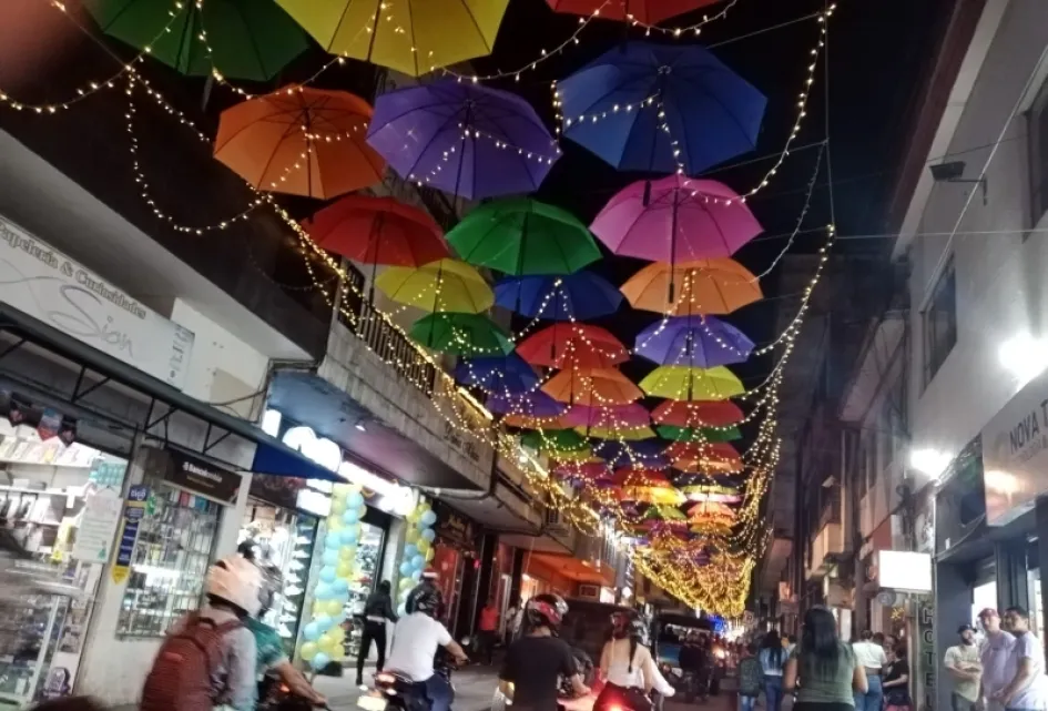 Las sombrillas de colores y luces colgantes adornan parte de la carrera 8 de Chinchiná. Las sombrillas de colores y luces colgantes adornan parte de la carrera 8 de Chinchiná.