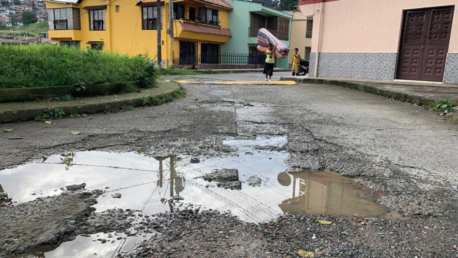 Mal estado del pavimento en la glorieta cerca a la entrada de la Normal Rebeca Sierra de Anserma. La vía lleva así desde hace varios años y piden reparación.