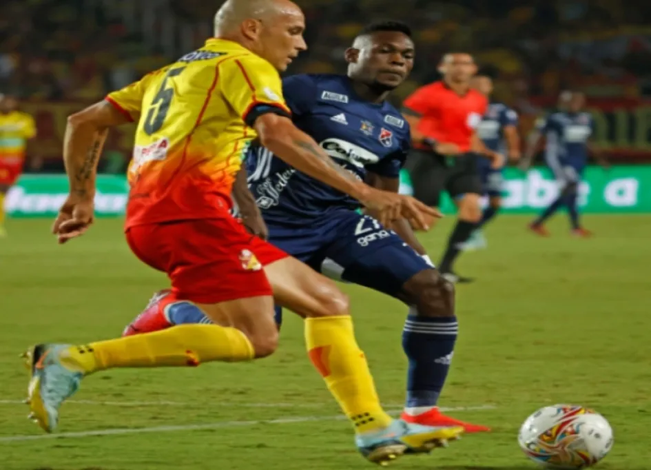 Andrés Felipe Correa (i) durante la final del fútbol colombiano, en la que se coronó campeón con el Deportivo Pereira. 