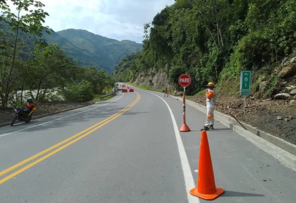 Antes de viajar, comuníquese con el #767 para conocer el estado de la carretera y evitar quedar atrapado en un cierre de vía por posible derrumbe o caída de rocas. Antes de viajar, comuníquese con el #767 para conocer el estado de la carretera y evitar quedar atrapado en un cierre de vía por posible derrumbe o caída de rocas.