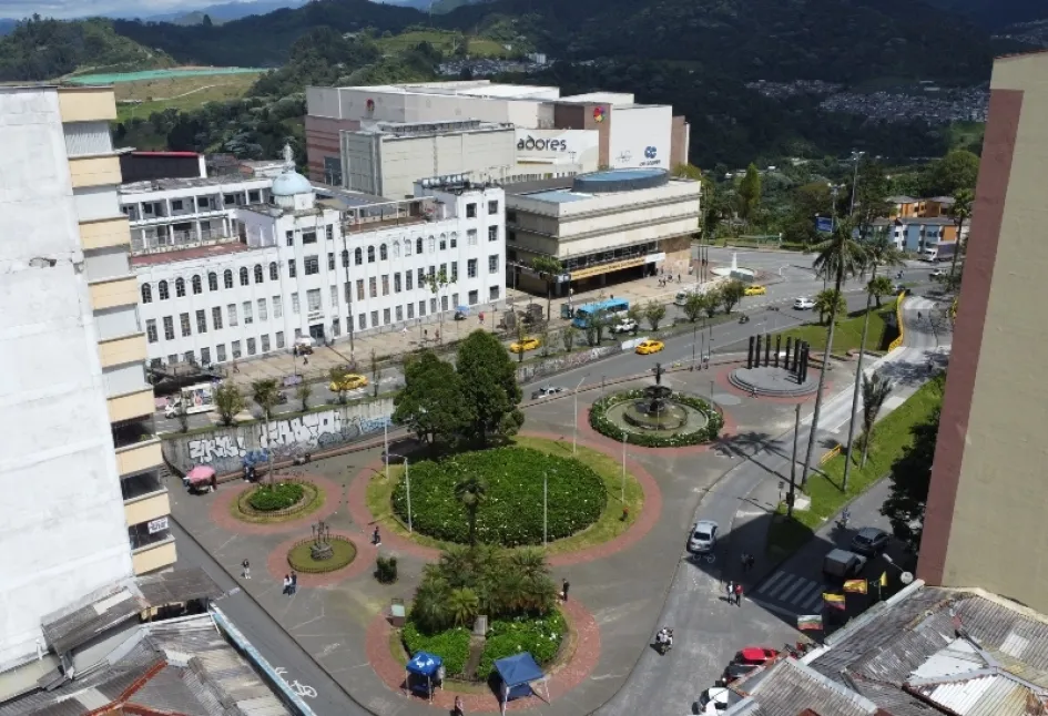 Este es el sector de Fundadores, en el centro de Manizales. Al fondo, el Teatro y el centro comercial que llevan el mismo nombre. Este es el sector de Fundadores, en el centro de Manizales. Al fondo, el Teatro y el centro comercial que llevan el mismo nombre.