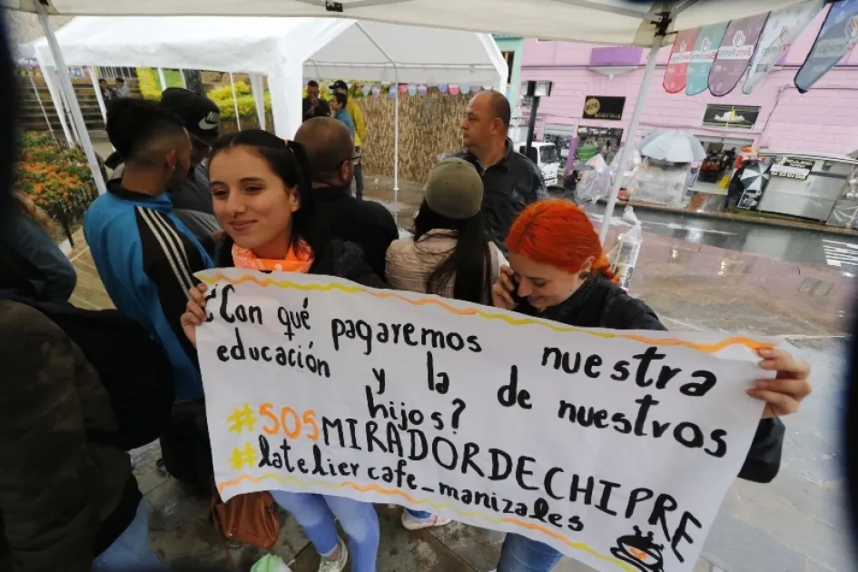 En octubre pasado los comerciantes de Chipre realizaron un plantón en la plazoleta de la Alcaldía de Manizales para evitar que los desalojaran del mirador. En octubre pasado los comerciantes de Chipre realizaron un plantón en la plazoleta de la Alcaldía de Manizales para evitar que los desalojaran del mirador.