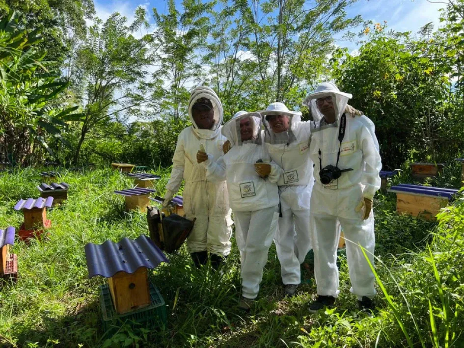 En Apiarios La Ximena, de Palestina, ofrecen recorridos guiados por las colmenas. Allí muestran el proceso de extracción de la miel y sus subproductos y cómo está conformada una colmena. Apiarios La Ximena