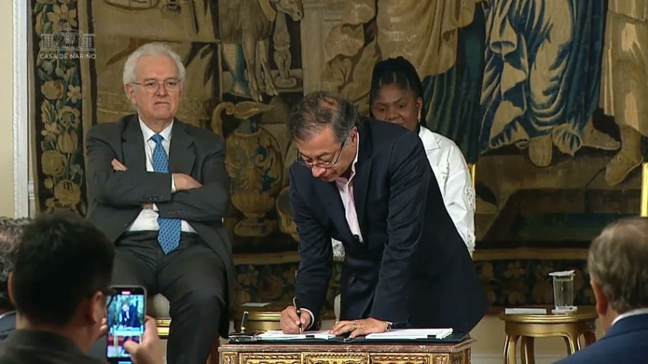 El presidente, Gustavo Petro (centro), firmó la sanción acompañado de los ministros José Antonio Ocampo, de Hacienda (izquierda); Alfonso Prada, del Interior, y la vicepresidenta, Francia Márquez. El presidente, Gustavo Petro (centro), firmó la sanción acompañado de los ministros José Antonio Ocampo, de Hacienda (izquierda); Alfonso Prada, del Interior, y la vicepresidenta, Francia Márquez.
