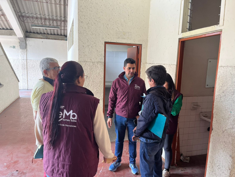 Un equipo técnico de la Personería de Manizales recorre periódicamente las instalaciones de la institución educativa para garantizar que se cumpla lo planeado. Un equipo técnico de la Personería de Manizales recorre periódicamente las instalaciones de la institución educativa para garantizar que se cumpla lo planeado.