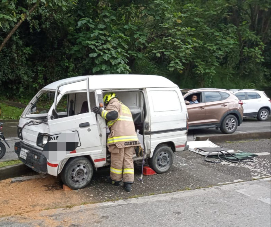 El Cuerpo de Bomberos atendió el accidente. El Cuerpo de Bomberos atendió el accidente.