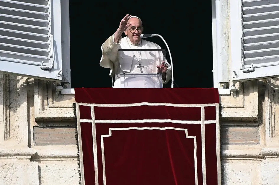 El Papa Francisco dirige su oración dominical del Ángelus desde la ventana de su oficina con vista a la Plaza de San Pedro, Ciudad del Vaticano, este domingo. El Papa Francisco dirige su oración dominical del Ángelus desde la ventana de su oficina con vista a la Plaza de San Pedro, Ciudad del Vaticano, este domingo.