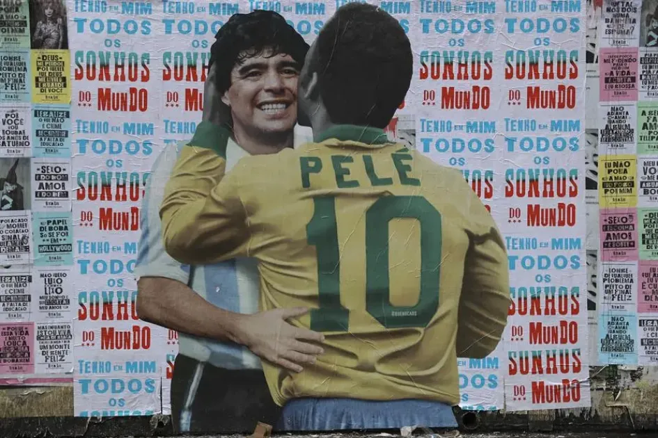 Fotografía de un mural con la imagen de Diego Maradona y Pelé, este martes, en la Avenida Paulista de Sao Paulo (Brasil). Los dos mayores astros de la historia del fútbol, Pelé y Maradona, se funden en un abrazo y un beso en un mural creado por un artista brasileño en la principal avenida de Sao Paulo. Fotografía de un mural con la imagen de Diego Maradona y Pelé, este martes, en la Avenida Paulista de Sao Paulo (Brasil). Los dos mayores astros de la historia del fútbol, Pelé y Maradona, se funden en un abrazo y un beso en un mural creado por un artista brasileño en la principal avenida de Sao Paulo.