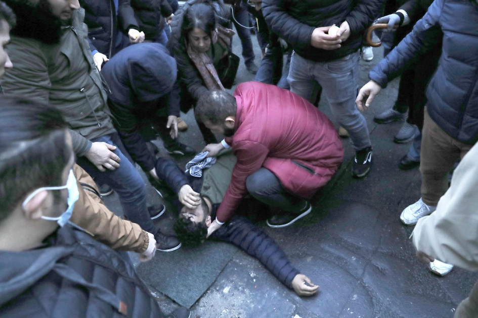 Un hombre recibe ayuda cuando los manifestantes y los policías franceses se enfrentan después de la conferencia de prensa del ministro Gerald Darmanin luego de un tiroteo cerca de un centro cultural kurdo en París. Un hombre recibe ayuda cuando los manifestantes y los policías franceses se enfrentan después de la conferencia de prensa del ministro Gerald Darmanin luego de un tiroteo cerca de un centro cultural kurdo en París.