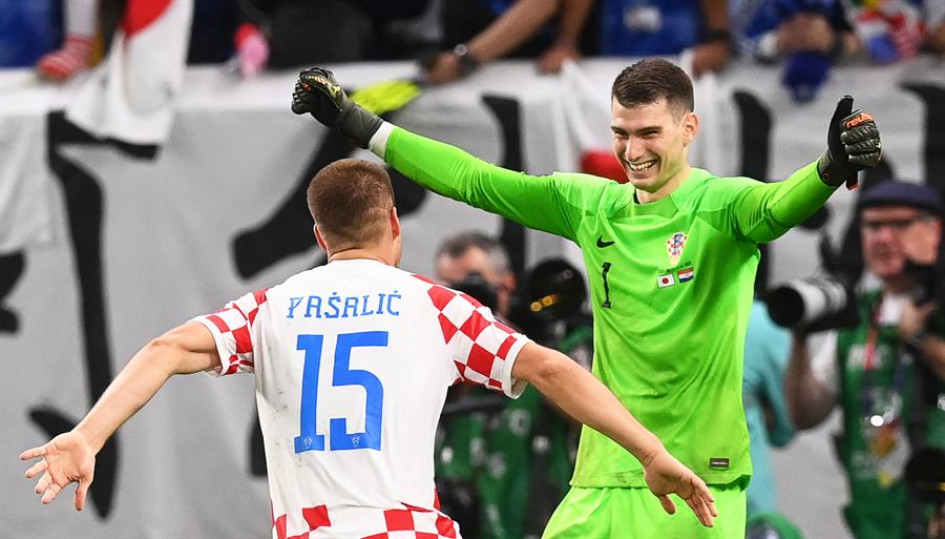 El croata Mario Pasalic corre a abrazar al arquero de su selección, Dominik Livakovic, quien se vistió de héroe atajando tres cobros en la definición desde el punto de penalti para eliminar a Japón en los octavos de final. El croata Mario Pasalic corre a abrazar al arquero de su selección, Dominik Livakovic, quien se vistió de héroe atajando tres cobros en la definición desde el punto de penalti para eliminar a Japón en los octavos de final.
