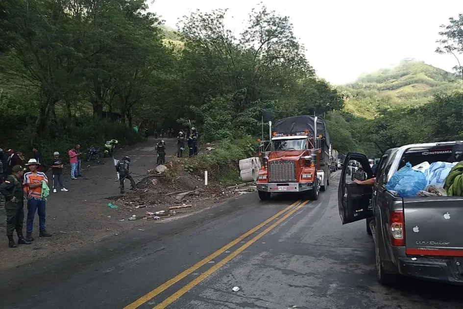 El paso en la vía Manizales-Medellín se habilitó después de 26 horas de bloqueo. El paso en la vía Manizales-Medellín se habilitó después de 26 horas de bloqueo.