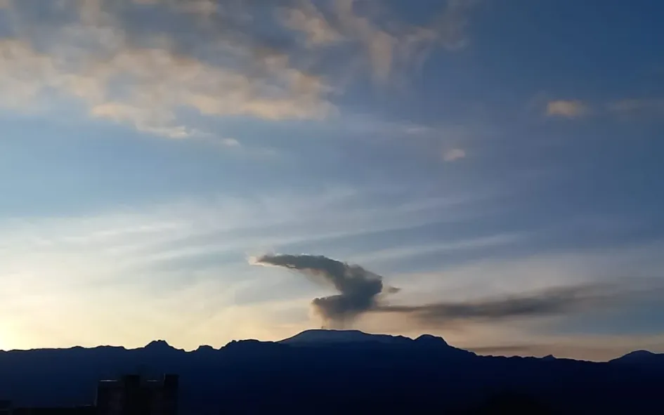 El volcán Nevado del Ruiz este sábado visto desde el barrio Linares de Manizales. El volcán Nevado del Ruiz este sábado visto desde el barrio Linares de Manizales.