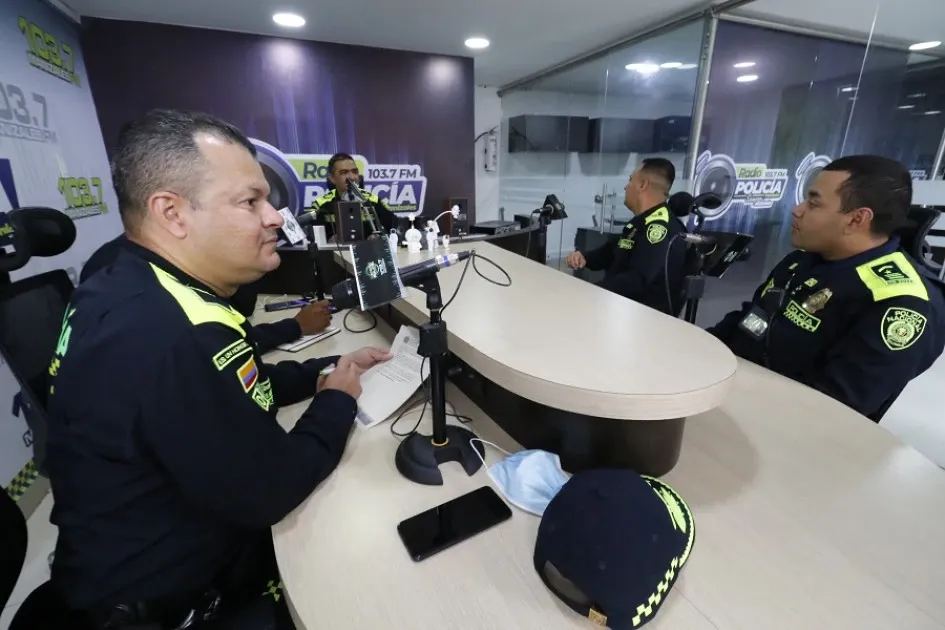 En el estudio, ubicado en el Comando de Policía en el barrio Linares, se transmite el programa radial. En el estudio, ubicado en el Comando de Policía en el barrio Linares, se transmite el programa radial.