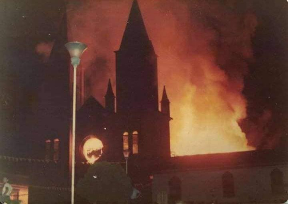 Imagen que se conserva del incendio que afectó el templo el 14 de enero de 1983. Imagen que se conserva del incendio que afectó el templo el 14 de enero de 1983.