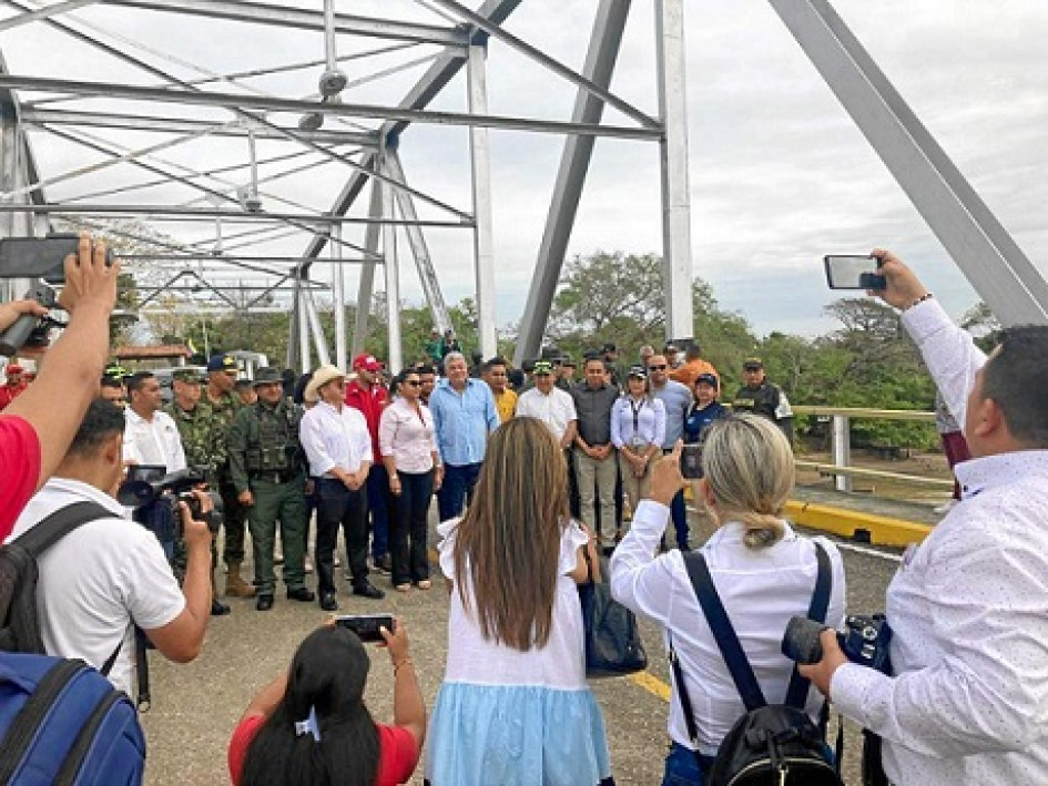 El puente comunica al departamento de Arauca con el estado Apure. La apertura la dio el ministro de Transporte, Guillermo Reyes.