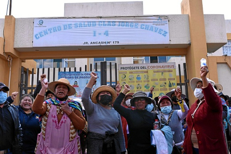 Foto | EFE | LA PATRIA Familiares de los heridos por los enfrentamientos entre los manifestantes y la policía protestan en un centro de salud en Juliaca (Perú). Foto | EFE | LA PATRIA Familiares de los heridos por los enfrentamientos entre los manifestantes y la policía protestan en un centro de salud en Juliaca (Perú).