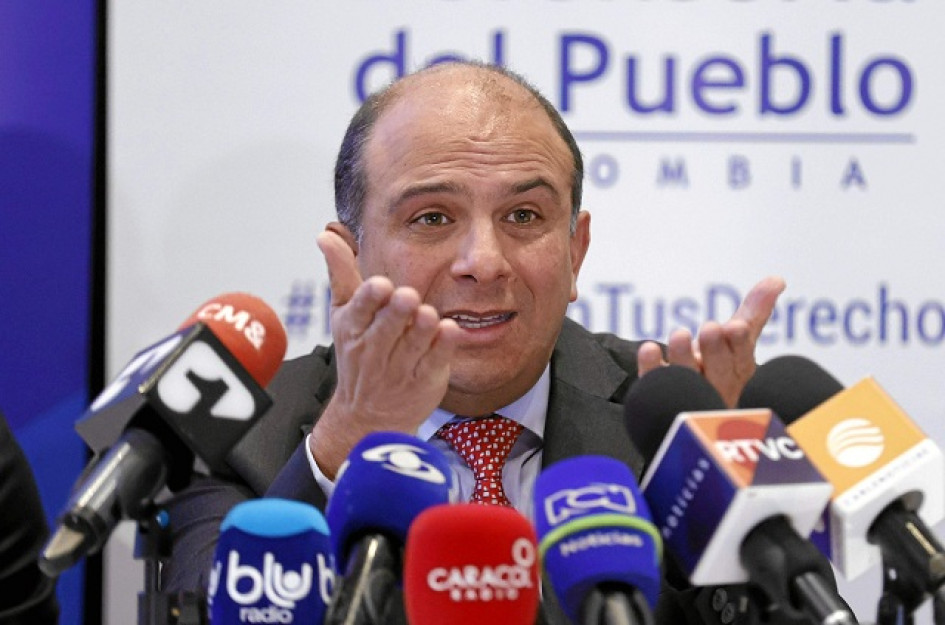 Carlos Camargo, defensor del Pueblo, dijo que al organismo que él dirige le “corresponde monitorear las situaciones que se enfrentan en los territorios” y se negó a afirmar sobre un cumplimiento o un incumplimiento sobre el cese al fuego. Carlos Camargo, defensor del Pueblo, dijo que al organismo que él dirige le “corresponde monitorear las situaciones que se enfrentan en los territorios” y se negó a afirmar sobre un cumplimiento o un incumplimiento sobre el cese al fuego.