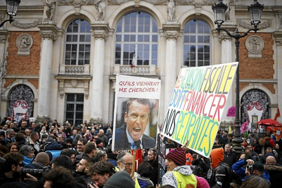 Foto | EFE | LA PATRIA Una pancarta muestra al presidente, Emmanuel Macron, con la frase "que vengan a buscarme". El gobierno propone retrasar la edad mínima de jubilación desde los 62 a los 64 años para el año 2030 Foto | EFE | LA PATRIA Una pancarta muestra al presidente, Emmanuel Macron, con la frase "que vengan a buscarme". El gobierno propone retrasar la edad mínima de jubilación desde los 62 a los 64 años para el año 2030