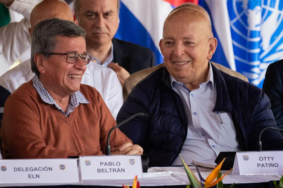 El representante del Ejército Nacional de Liberación (Eln), alias Pablo Beltrán (izquierda), habla con el delegado por el Gobierno de Colombia, Otty Patiño Hormaza, durante una declaración conjunta realizada este sábado, en Caracas (Venezuela). El representante del Ejército Nacional de Liberación (Eln), alias Pablo Beltrán (izquierda), habla con el delegado por el Gobierno de Colombia, Otty Patiño Hormaza, durante una declaración conjunta realizada este sábado, en Caracas (Venezuela).