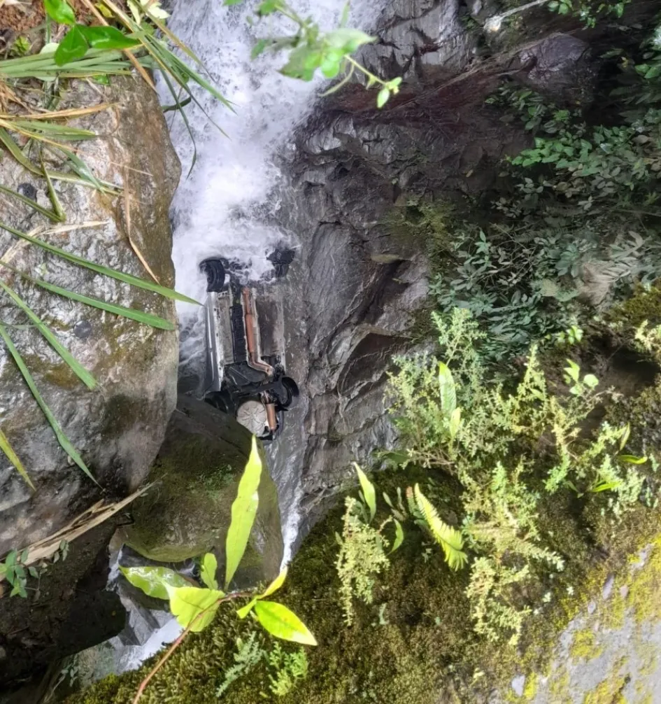 Vehículo cayó a quebrada en el sector Petaqueros-Guarinó, en la vía a Manzanares