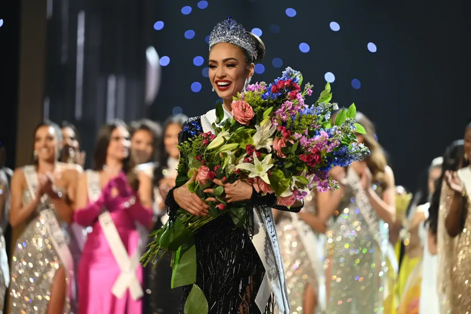 Fotografía cedida por Miss Universo donde aparece Miss Universo Estados Unidos, R'Bonney Gabriel, tras ganar Miss Universo 2022, en el Ernest N. Morial Convention Center en Nueva Orleans, Luisiana (EE. UU.). Fotografía cedida por Miss Universo donde aparece Miss Universo Estados Unidos, R'Bonney Gabriel, tras ganar Miss Universo 2022, en el Ernest N. Morial Convention Center en Nueva Orleans, Luisiana (EE. UU.).