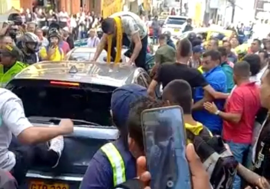 Mientras a los heridos los atendían, otras personas destruían el carro involucrado. Mientras a los heridos los atendían, otras personas destruían el carro involucrado.