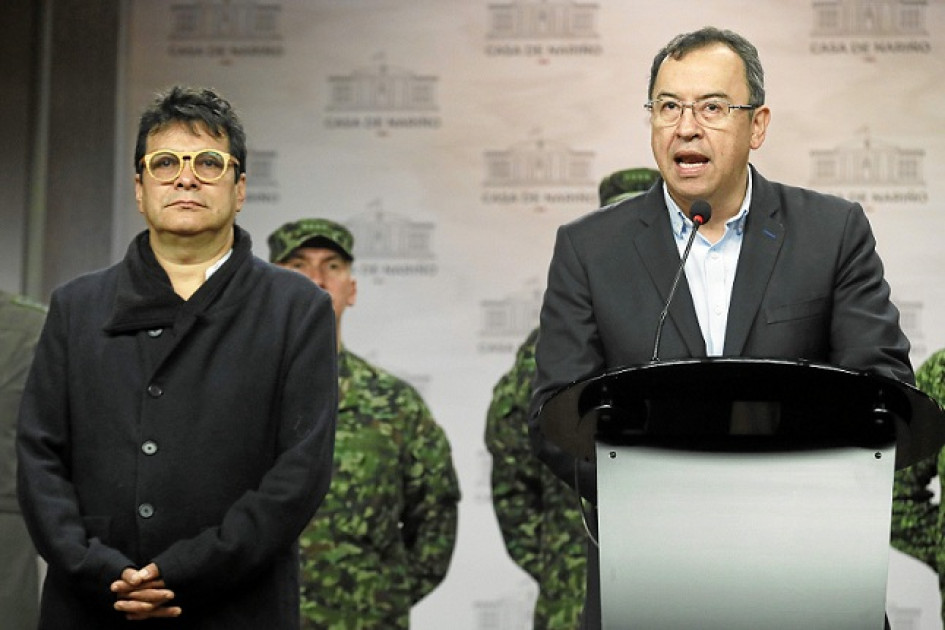 El ministro del Interior, Alfonso Prada (derecha), junto al Alto Comisionado Para la Paz, Danilo Rueda (izquierda), durante una rueda de prensa en la que reactivaron el fuego contra el Eln. El ministro del Interior, Alfonso Prada (derecha), junto al Alto Comisionado Para la Paz, Danilo Rueda (izquierda), durante una rueda de prensa en la que reactivaron el fuego contra el Eln.