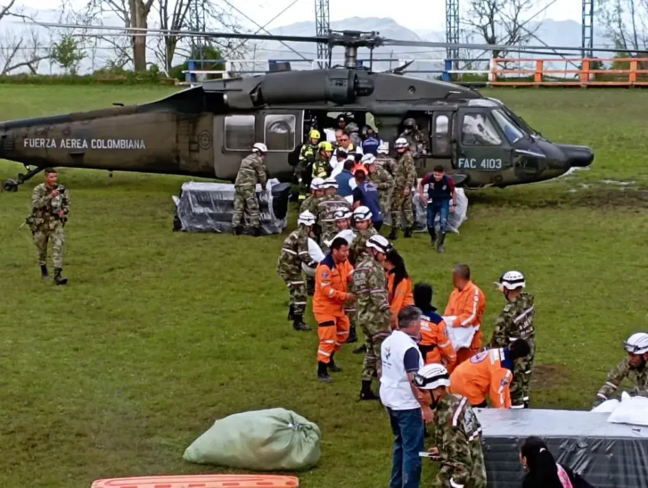 La Brigada de Ingenieros de Atención y Prevención de Desastres en coordinación con @Ejercito_Div3 realizan la evacuación de seis familias afectadas por la emergencia en el sector el túnel en Rosas, Cauca La Brigada de Ingenieros de Atención y Prevención de Desastres en coordinación con @Ejercito_Div3 realizan la evacuación de seis familias afectadas por la emergencia en el sector el túnel en Rosas, Cauca