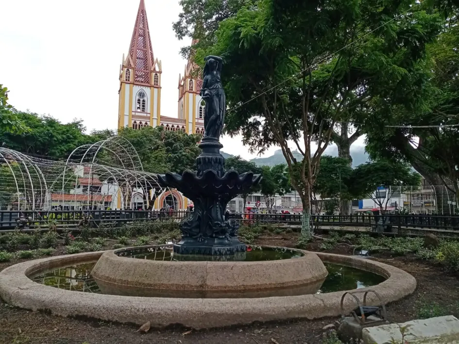 Parque de Bolívar de Chinchiná a Sociedad de Mejoras Públicas y la Alcaldía de Chinchiná invirtieron recursos para mejorar el sitio.