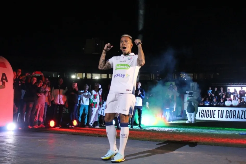 La salida de Dayro Moreno a la grama, con la camiseta del equipo, desató la euforia de los asistentes. El Once Caldas fue presentado el viernes en el estadio Palogrande en una jornada muy emotiva. La salida de Dayro Moreno a la grama, con la camiseta del equipo, desató la euforia de los asistentes. El Once Caldas fue presentado el viernes en el estadio Palogrande en una jornada muy emotiva.