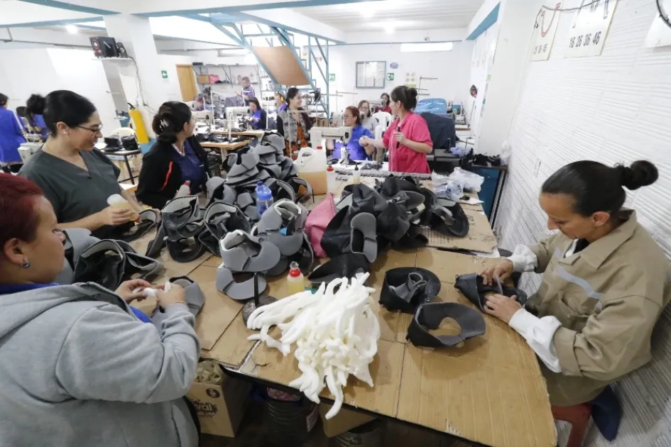 En Magiscreen trabajan 45 personas en dos líneas de producción: una de zapatos, que entrega en Manizales, y la otra de ropa deportiva, que se envía a Bogotá. En Magiscreen trabajan 45 personas en dos líneas de producción: una de zapatos, que entrega en Manizales, y la otra de ropa deportiva, que se envía a Bogotá.