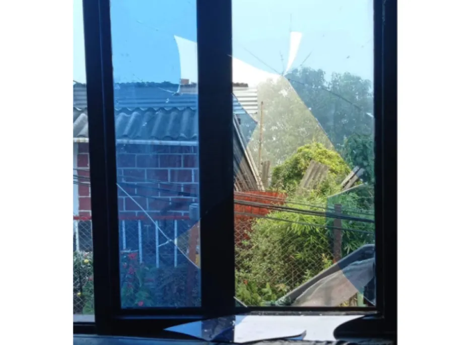 Los delincuentes han destruido las ventanas de su casa en diversas ocasiones. Los delincuentes han destruido las ventanas de su casa en diversas ocasiones.