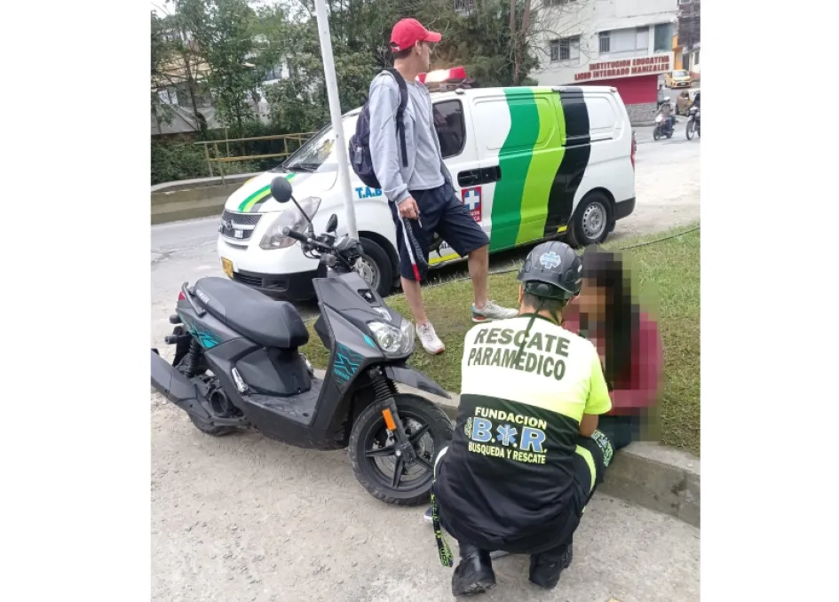 ByR atiende a la mujer accidentada en Los Cedros. 