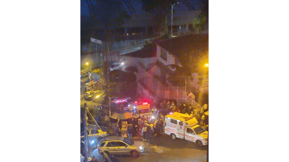 Al parecer, el vehículo estaba estacionado en el sitio a la espera de ver los juegos pirotécnicos previstos por la Feria de Manizales. Al parecer, el vehículo estaba estacionado en el sitio a la espera de ver los juegos pirotécnicos previstos por la Feria de Manizales.
