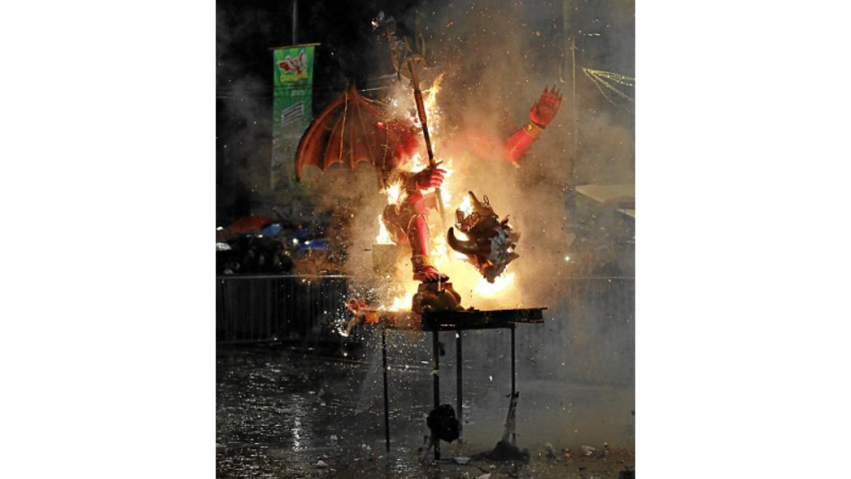 Con su quema los riosuceños despiden el Carnaval. En la imagen se ve la caída de su cabeza. Con su quema los riosuceños despiden el Carnaval. En la imagen se ve la caída de su cabeza.