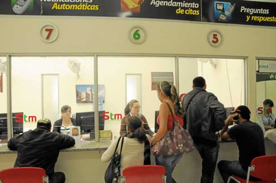 Cómo inscribirse en el RUNT: guía paso a paso Gente haciendo trámites en la Secretaría de Tránsito de Manizales.